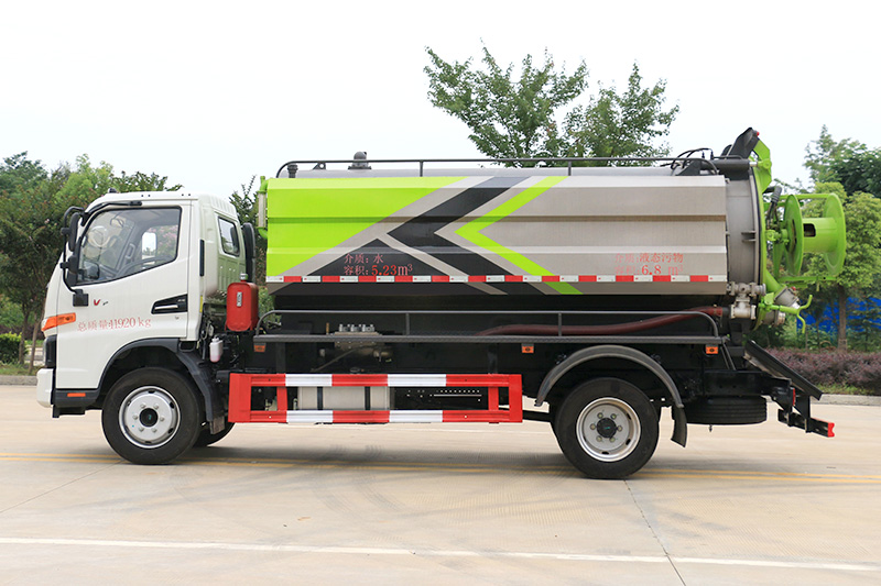 JAC Junling Cleaning and Sewage Suction Truck (Side-mounted Tank) with a 4-cubic-meter clean water tank and a 7-cubic-meter sewage tank