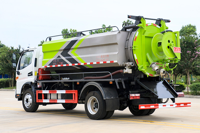 JAC Junling Cleaning and Sewage Suction Truck (Side-mounted Tank) with a 4-cubic-meter clean water tank and a 7-cubic-meter sewage tank