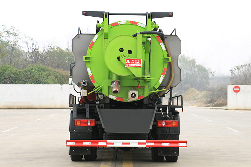 Dongfeng Huasheng T1 Vacuum Sewer Cleaning Truck (Side-mounted Tank) with a 3-cubic-meter clean water tank and a 7.5-cubic-meter wastewater tank