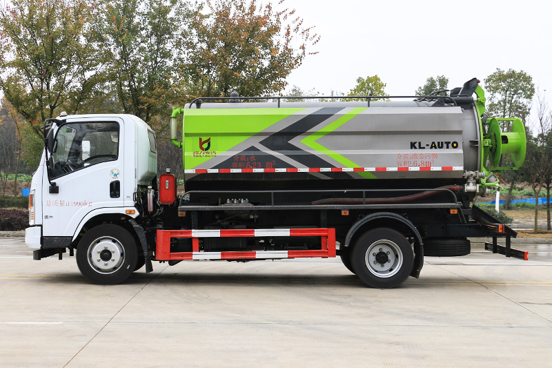Dongfeng Huasheng T1 Vacuum Sewer Cleaning Truck (Side-mounted Tank) with a 3-cubic-meter clean water tank and a 7.5-cubic-meter wastewater tank