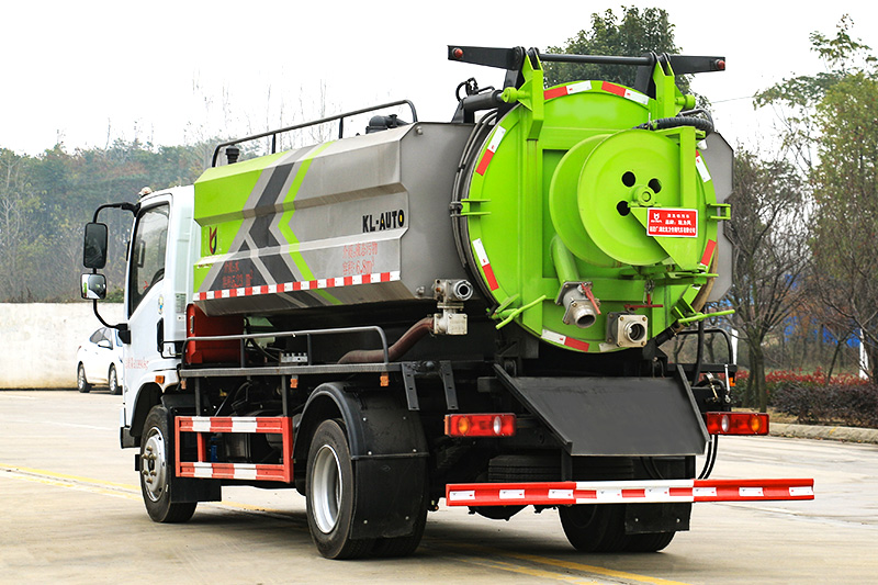 Dongfeng Huasheng T1 Vacuum Sewer Cleaning Truck (Side-mounted Tank) with a 3-cubic-meter clean water tank and a 7.5-cubic-meter wastewater tank