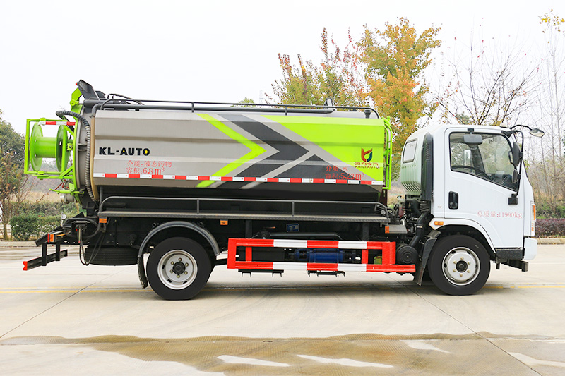 Dongfeng Huasheng T1 Vacuum Sewer Cleaning Truck (Side-mounted Tank) with a 3-cubic-meter clean water tank and a 7.5-cubic-meter wastewater tank