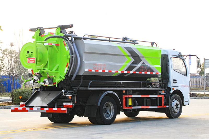 Dongfeng Daluika Cleaning and Sewage Suction Truck (Side-mounted Tank) 3-cubic-meter Fresh Water Tank, 7.5-cubic-meter Wastewater Tank