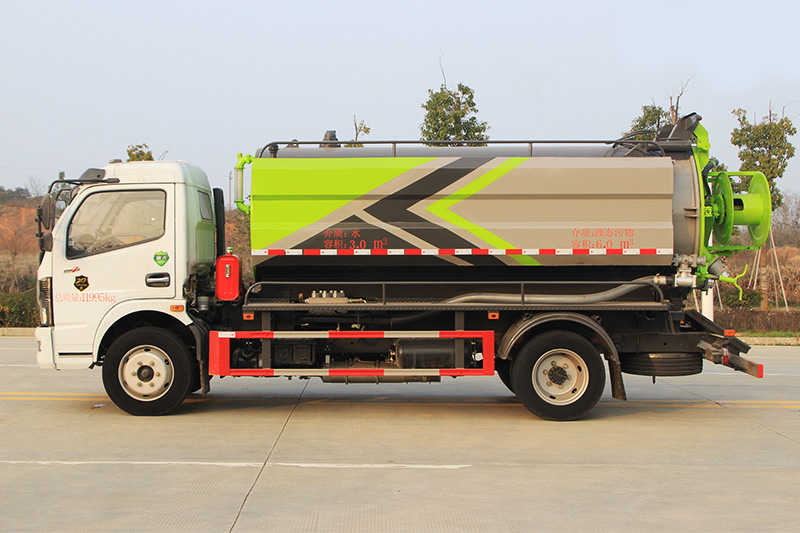Dongfeng Daluika Cleaning and Sewage Suction Truck (Side-mounted Tank) 3-cubic-meter Fresh Water Tank, 7.5-cubic-meter Wastewater Tank