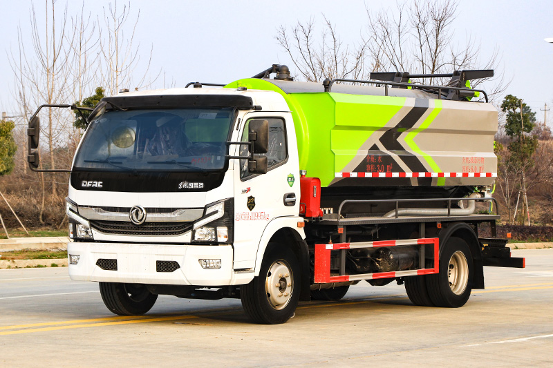 Dongfeng Daluika Cleaning and Sewage Suction Truck (Side-mounted Tank) 3-cubic-meter Fresh Water Tank, 7.5-cubic-meter Wastewater Tank
