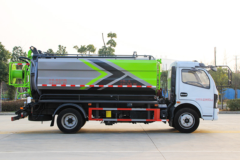 Dongfeng Daluika Cleaning and Sewage Suction Truck (Side-mounted Tank) 3-cubic-meter Fresh Water Tank, 7.5-cubic-meter Wastewater Tank