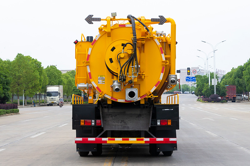 Sinotruk Haoman Vacuum Truck (Side-mounted Tank) with a 4-cubic-meter clean water tank and a 9-cubic-meter wastewater tank