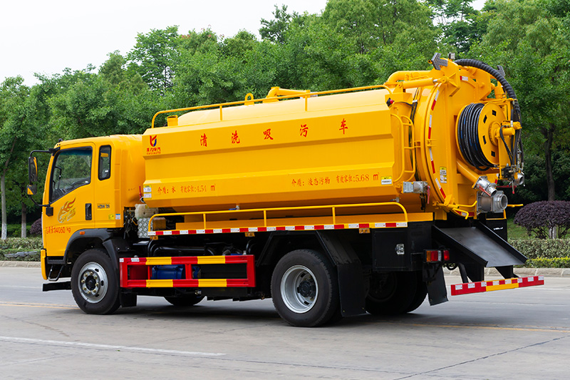 Sinotruk Haoman Vacuum Truck (Side-mounted Tank) with a 4-cubic-meter clean water tank and a 9-cubic-meter wastewater tank