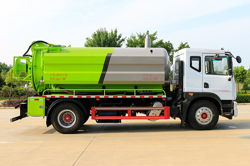 Dongfeng DoriKa D9 Water Tank and Vacuum Truck (Side-mounted Water Tank) with a 4.2-cubic-meter clean water tank and an 8-cubic-meter wastewater tank