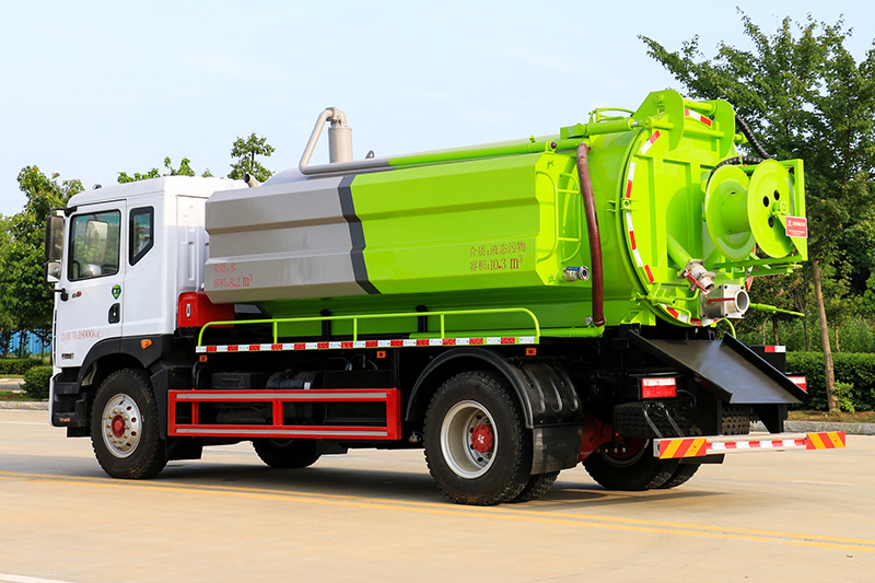 Dongfeng DoriKa D9 Water Tank and Vacuum Truck (Side-mounted Water Tank) with a 4.2-cubic-meter clean water tank and an 8-cubic-meter wastewater tank
