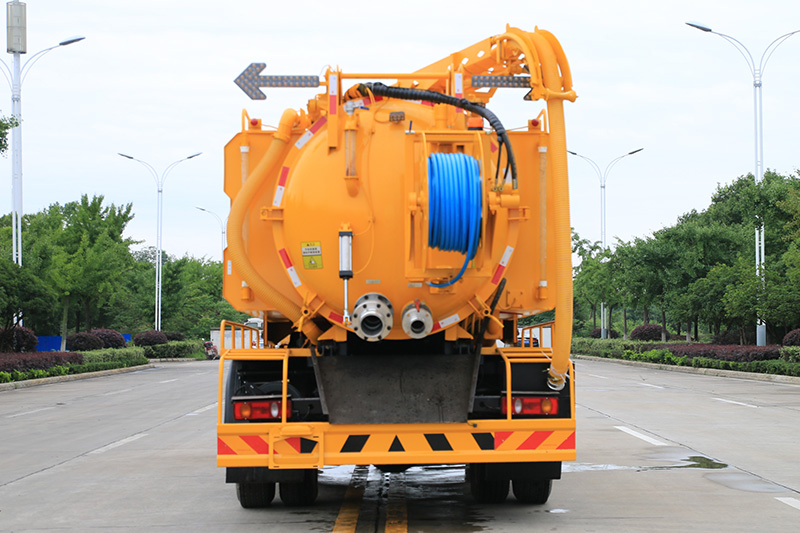 Dongfeng Tianjin Cleaning and Sewage Suction Truck (with rotating boom mount) (side-mounted water tank) 4-cubic-meter clean water tank, 9.2-cubic-meter sewage tank