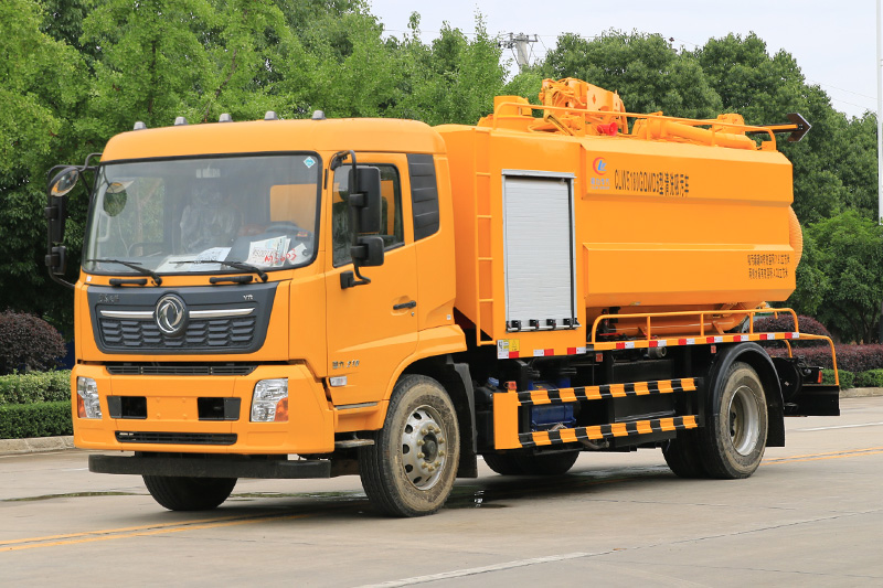 Dongfeng Tianjin Cleaning and Sewage Suction Truck (with rotating boom mount) (side-mounted water tank) 4-cubic-meter clean water tank, 9.2-cubic-meter sewage tank