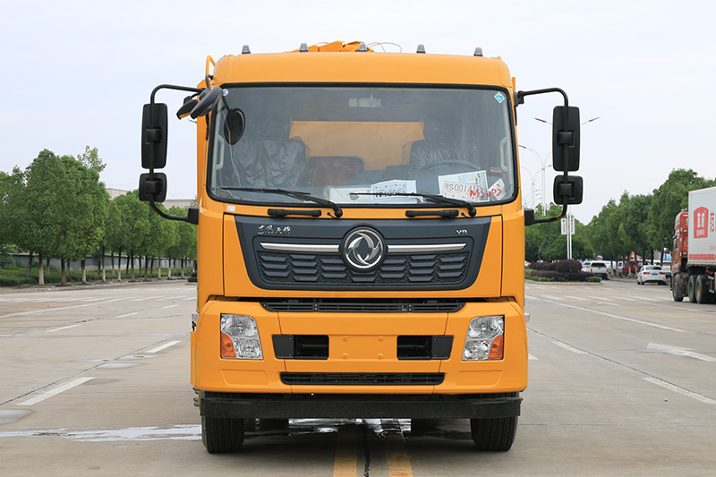 Dongfeng Tianjin Cleaning and Sewage Suction Truck (with rotating boom mount) (side-mounted water tank) 4-cubic-meter clean water tank, 9.2-cubic-meter sewage tank