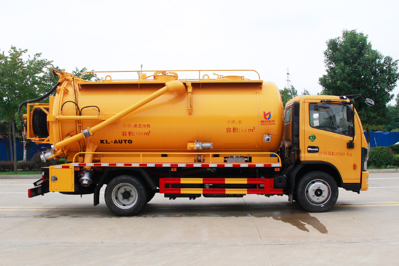 Dongfeng Dafurika Cleaning and Sewage Suction Truck (Integrated Tank) 10.5 cubic meters