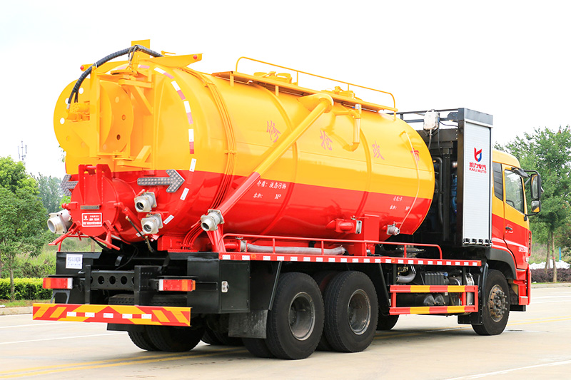 Dongfeng Tianlong Rear Twin-Axle Cleaning and Sewage Suction Truck (Integrated Tank) 21 cubic meters