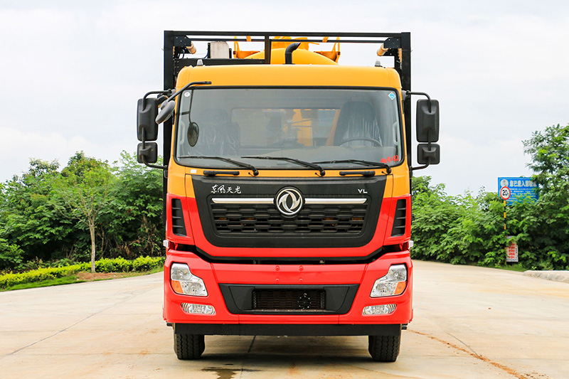 Dongfeng Tianlong Rear Twin-Axle Cleaning and Sewage Suction Truck (Integrated Tank) 21 cubic meters