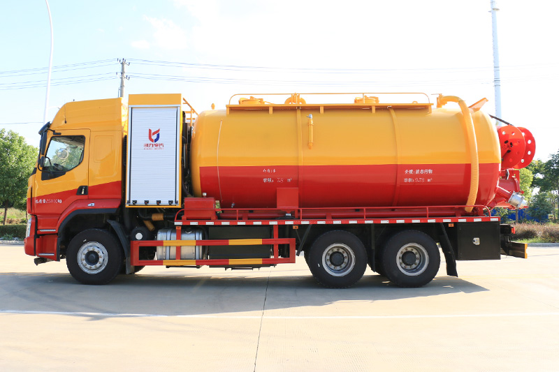Dongfeng Liuzhou Automobile Rear Twin-Axle Wastewater Suction Truck (Integrated Tank) 21 cubic meters