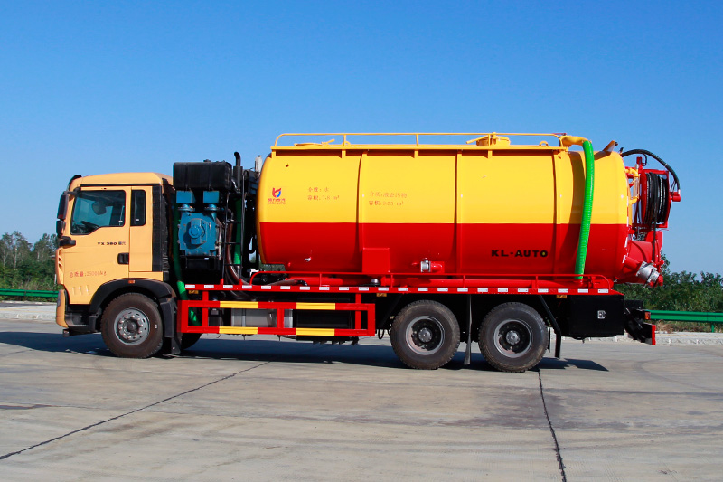 Sinotruk Howo Rear Twin-Axle Wastewater Suction Truck (Integrated Tank) 21 cubic meters