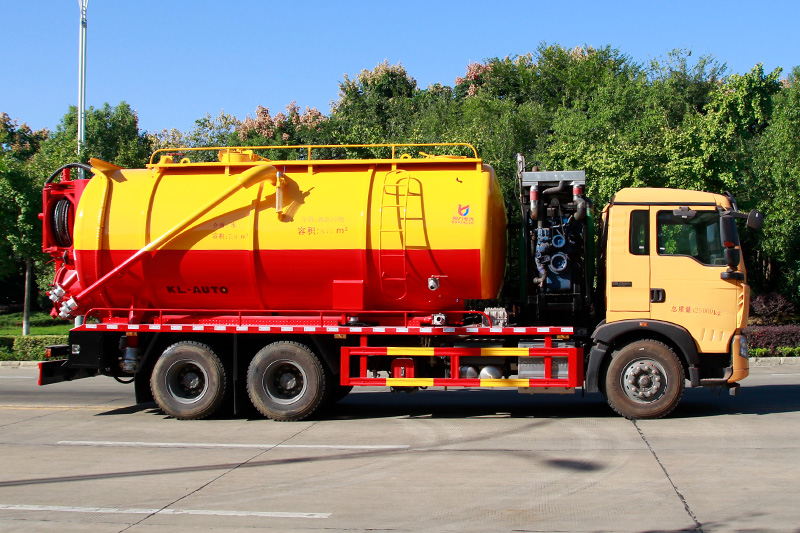Sinotruk Howo Rear Twin-Axle Wastewater Suction Truck (Integrated Tank) 21 cubic meters