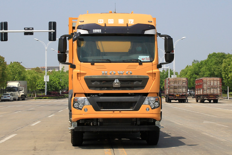 Sinotruk Howo 4x2/6x4 Vacuum Sewage Suction Truck (Integrated Tank) 32 cubic meters