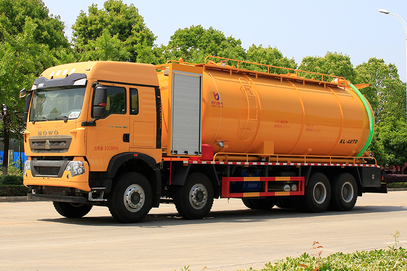 Sinotruk Howo 4x2/6x4 Vacuum Sewage Suction Truck (Integrated Tank) 32 cubic meters