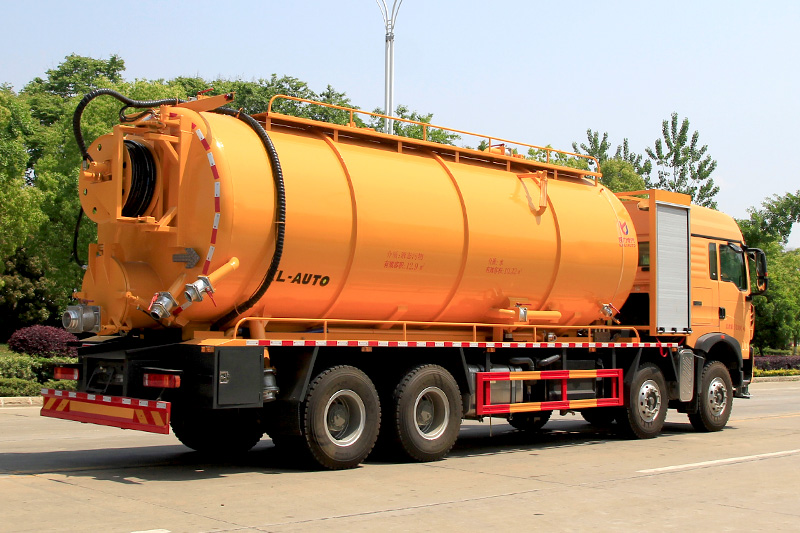 Sinotruk Howo 4x2/6x4 Vacuum Sewage Suction Truck (Integrated Tank) 32 cubic meters