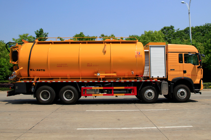 Sinotruk Howo 4x2/6x4 Vacuum Sewage Suction Truck (Integrated Tank) 32 cubic meters