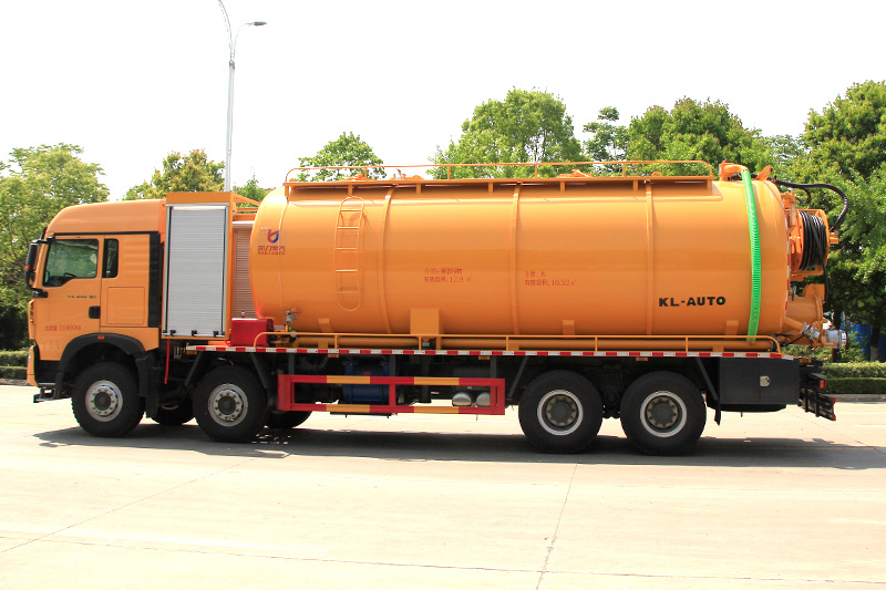 Sinotruk Howo 4x2/6x4 Vacuum Sewage Suction Truck (Integrated Tank) 32 cubic meters